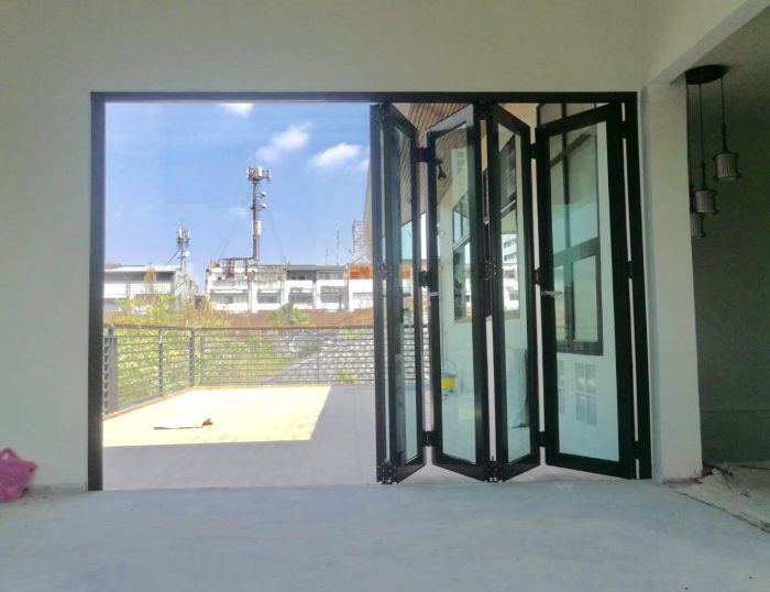 บานเฟี้ยมรางบน Glass house