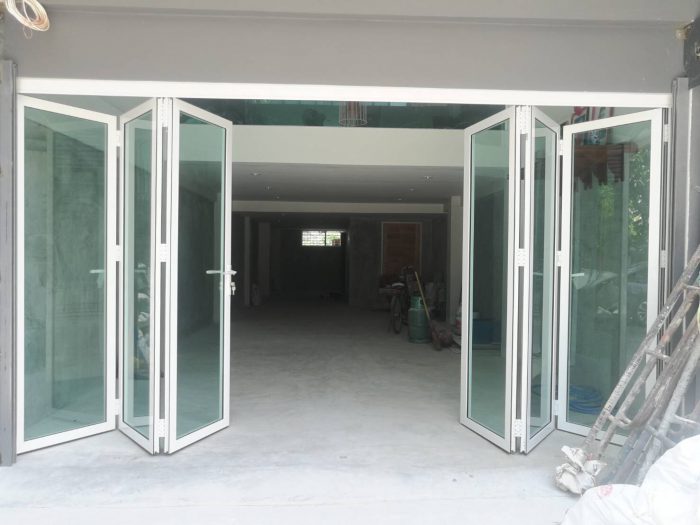 บานเฟี้ยมรางบน Glass house