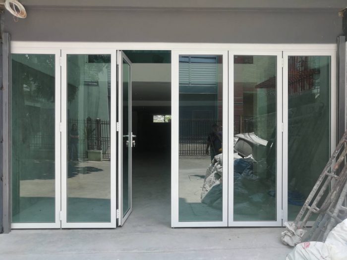 บานเฟี้ยมรางบน Glass house