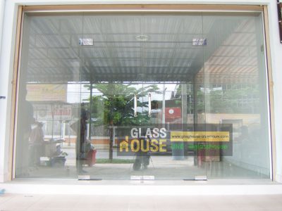 กระจกบานเปลื่อย Glass house